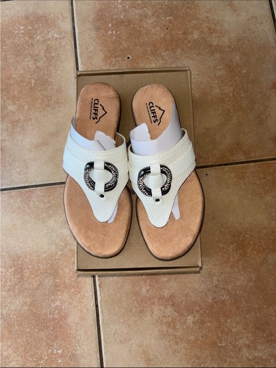 Cliff Shoes - Macys White Leatherette Toe-Post Sandals with Decorative Ring Brand Cliff size 7
